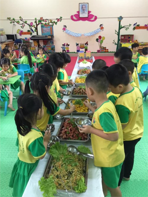 Trường mầm non Long Biên tổ chức cho học sinh ăn buffet nhân kỉ niệm Ngày Nhà giáo Việt Nam